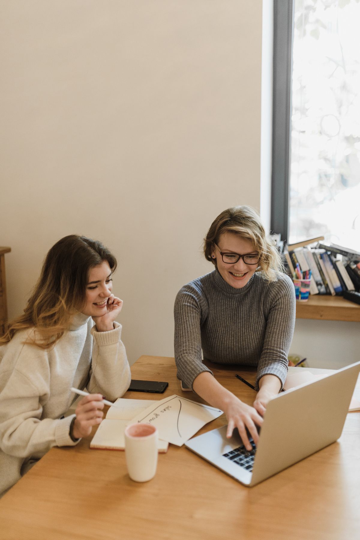 Dos mujeres conversando mientras desarrollan una idea