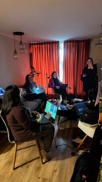 Participantes riendo mientras trabajan con sus computadores