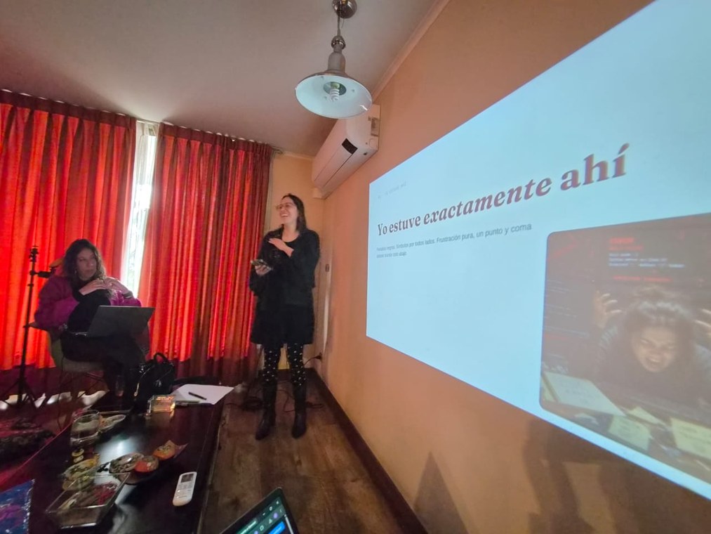 Facilitadora compartiendo su propia experiencia con las participantes