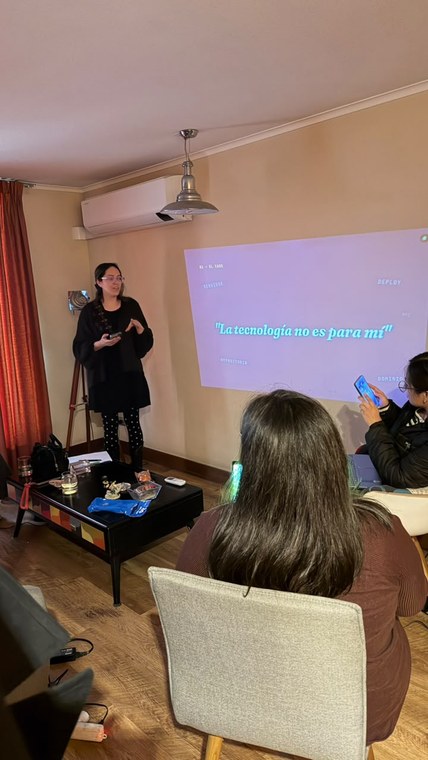 Facilitadora presentando frente al grupo