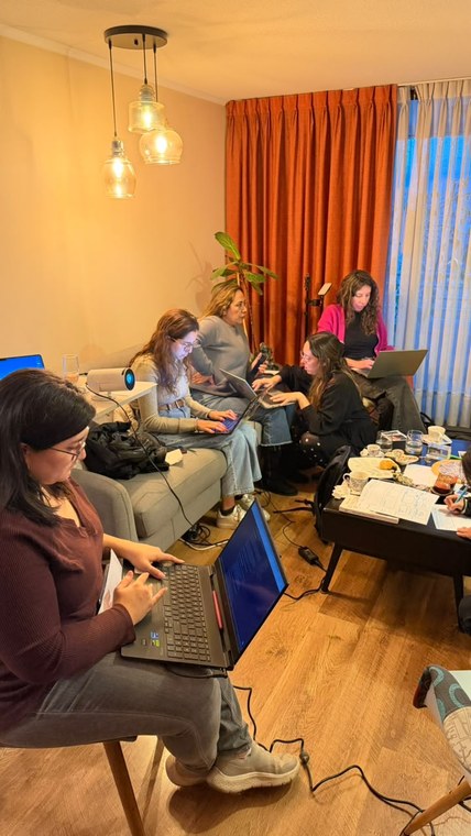 Mujeres trabajando en sus proyectos durante la jornada